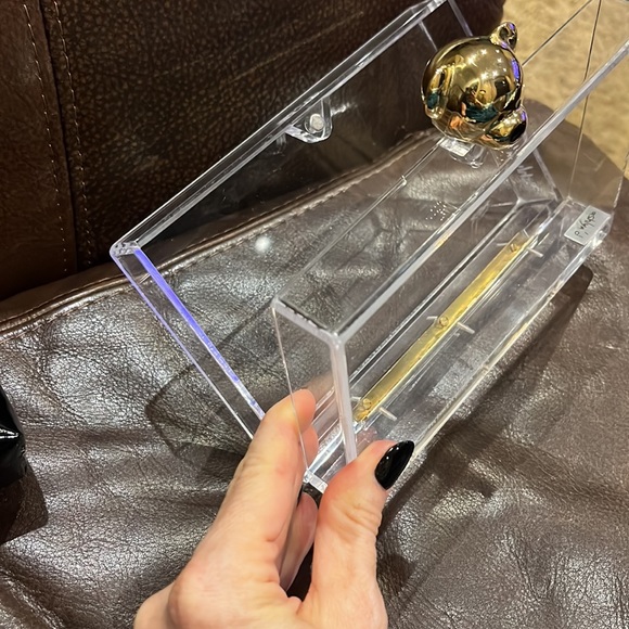 Ashlyn’d lucite clutch with interchangeable pouches - Picture 2 of 7
